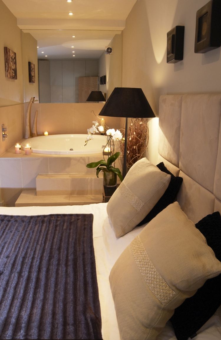 chambre avec jacuzzi: carrelage beige en gru00e8s cu00e9rame et grand miroir