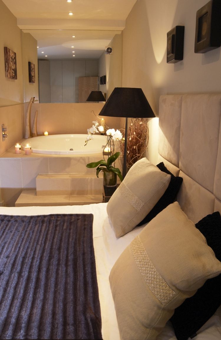 Chambre avec jacuzzi de luxe en 55 designs impressionnants