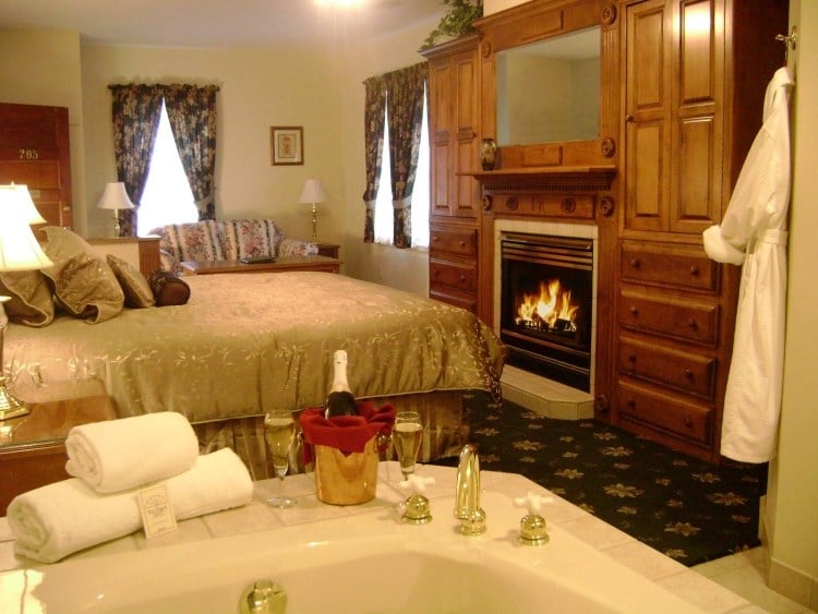 chambre-avec-jacuzzi-cheminée-meubles-bois-massif