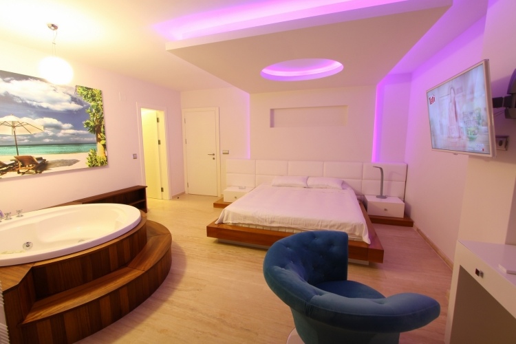chambre-avec-jacuzzi-lit-bois-éclairage-indirect-rubans-LED