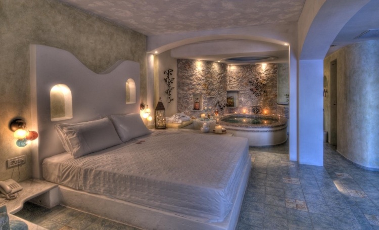 chambre-avec-jacuzzi-luxe-carrelage-gris-marbre-éclairage-indirect