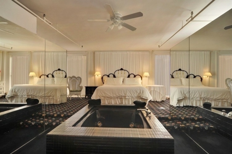 chambre-avec-jacuzzi-luxe-mosaique-lit-king-size