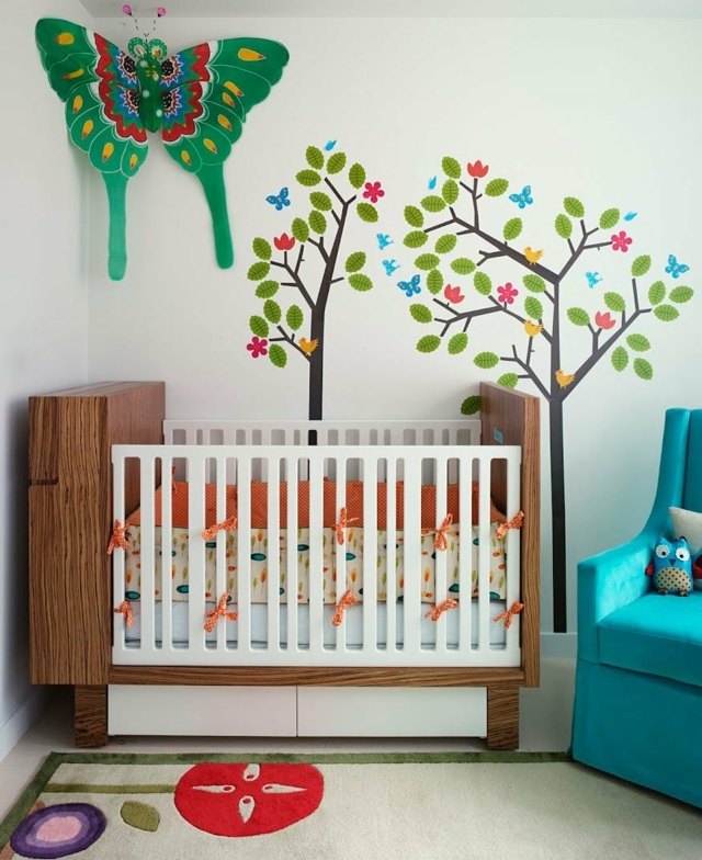 chambre-bébé-fille-décoration-murale-stickers-fauteuil-bleu