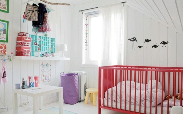 chambre-bébé-fille-lambris-bois-peint-blanc-lit-bébé-rose