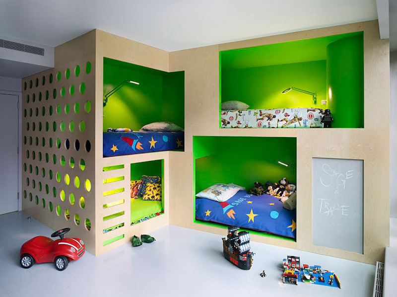 chambre-enfant-amenamgent-lit-mezzanine-jouet-lampe-murale