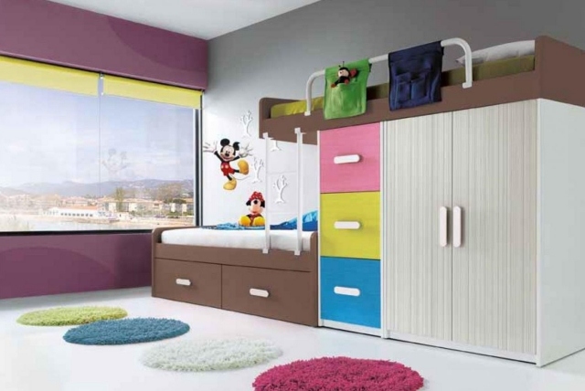 chambre-enfant-deco-murale-Mickey-Mouse-armoire-rangement-lit-mezzanine
