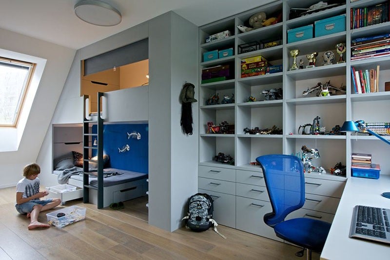 chambre-enfant-etageres-rangement-chaise-bleu-lit-mezzanine