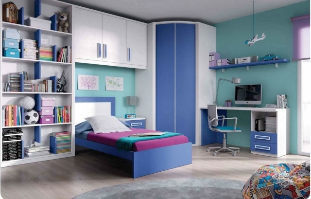 chambre-enfant-garcon-couleur-bleu-lit-bureau-chaise-etagere-murale
