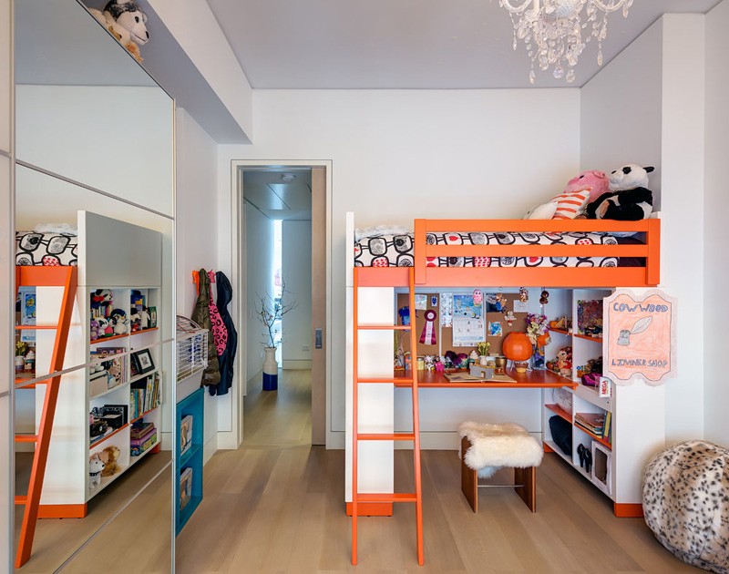chambre-enfant-lit-mezzanine-escalier-accents-orange-peinture-murale-blanche