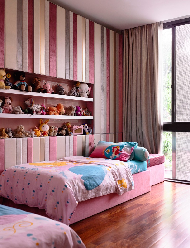chambre-enfant-rose-lit-coussins-polochons-etageres-rangeement