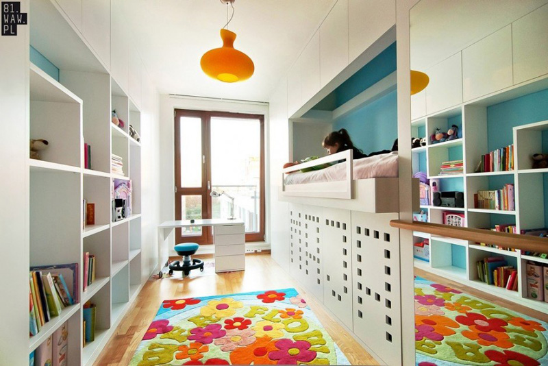 chambre-enfant-tapis-multicolore-etagere-rangement-bureau-parquet-flottant