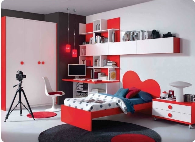 chambre-enfant-tete-lit-coeur-table-chevet-armoires-murales-tapis-rond-rouge