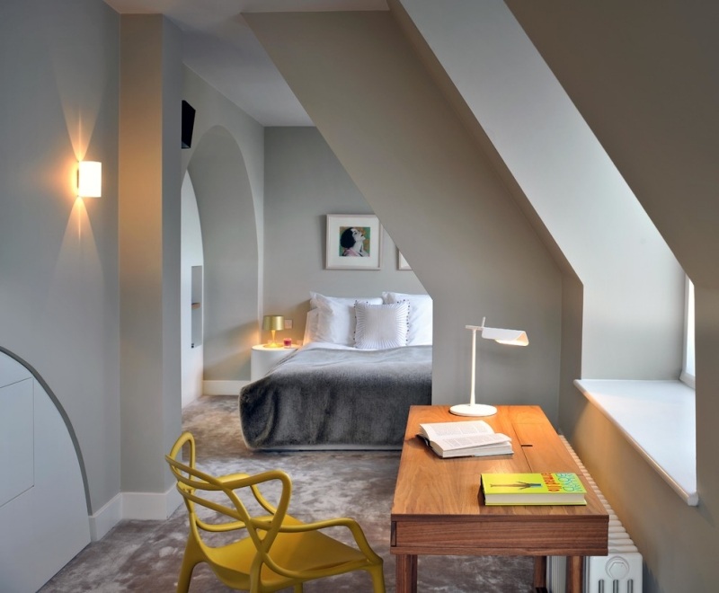 chambre-mansardée-bureau-domicile-table-rectangulaire-bois-lampe-poser-chaise-jaune