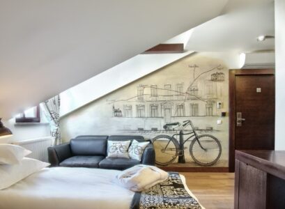 chambre-mansardée-canape-rembouree-grand-lit-coussins