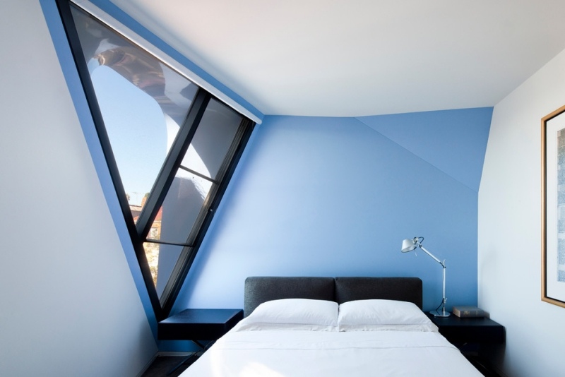 chambre-mansardée-fenetre-triangle-peinture-murale-bleue-blanche