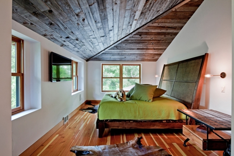 chambre-mansardée-plafond-revetement-bois-grand-lit-coussins-grand-lit