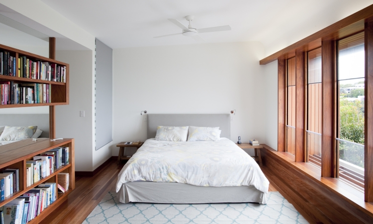 chambre-moderne blanche sol meubles cadres fenêtres bois