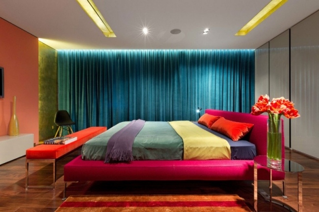 chambre-moderne couleurs lit fuschia rideaux velours bleu