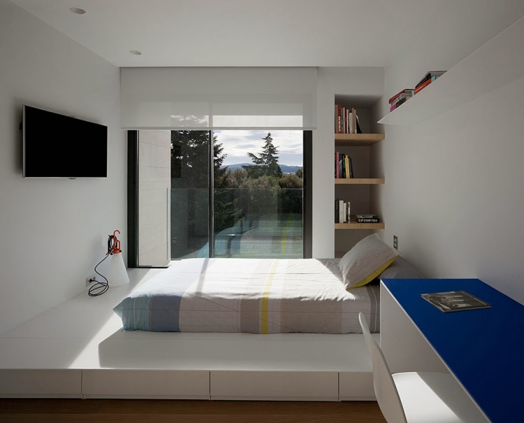chambre-moderne lit plate-forme télé balcon verre