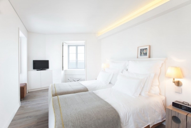 chambre-moderne murs blancs sol bois gris corniche lumineuse