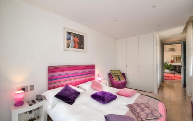 chambre-moderne tête lit rayée rose coussins violets