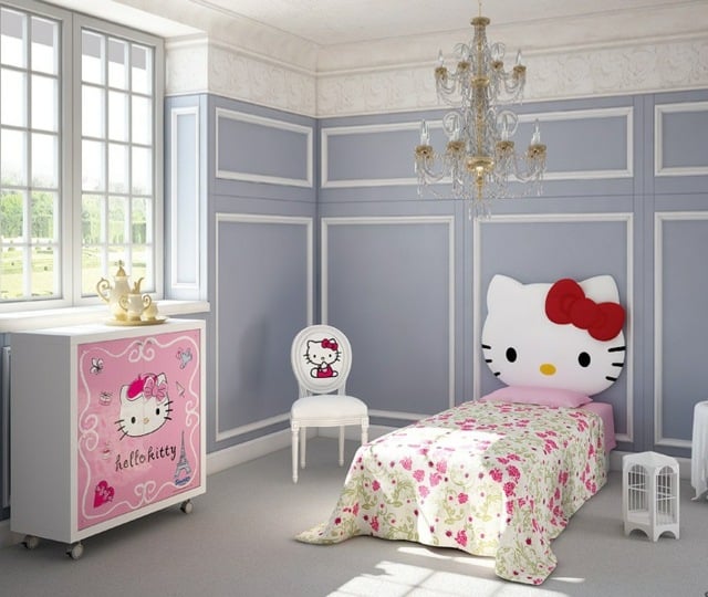chambre-petite-fille-lustre-ancien-meubles-Hello-Kitty