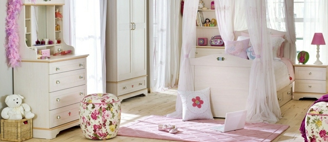 chambre-petite-fille-meubles-blancs-accents-déco-floraux
