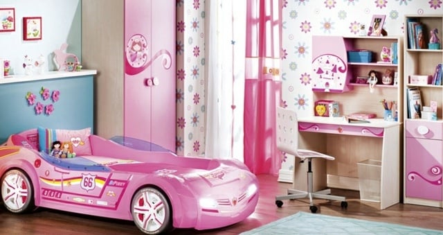 chambre-petite-fille-papier-peint-fleuri-bureau-armoire-lit-voiture