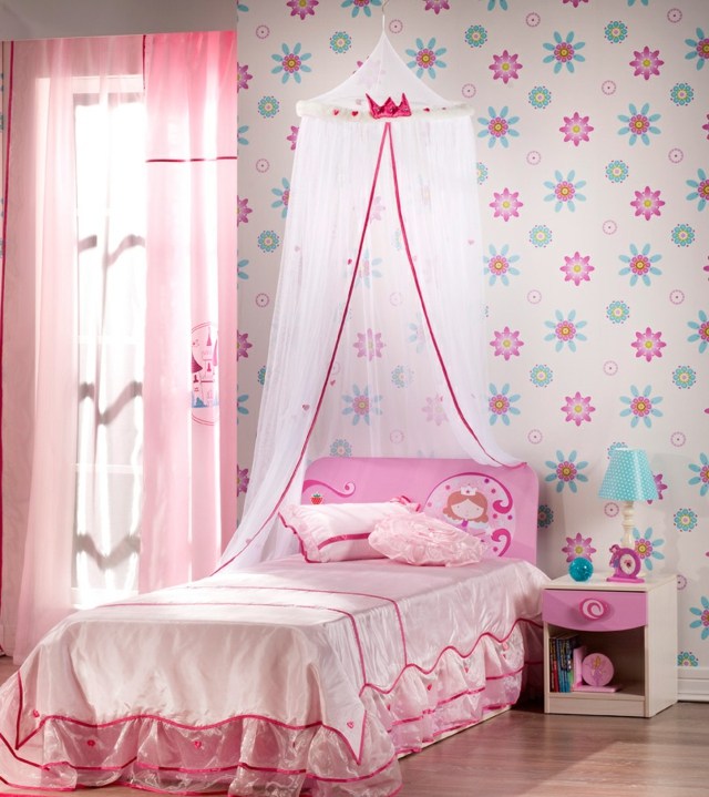 chambre-petite-fille-rose-ciel-lit-papier-peint-motifs-floraux