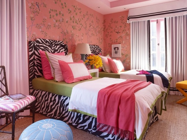 chambre-petites-filles-murs-rose-pastel-lits-imprimés-zèbre