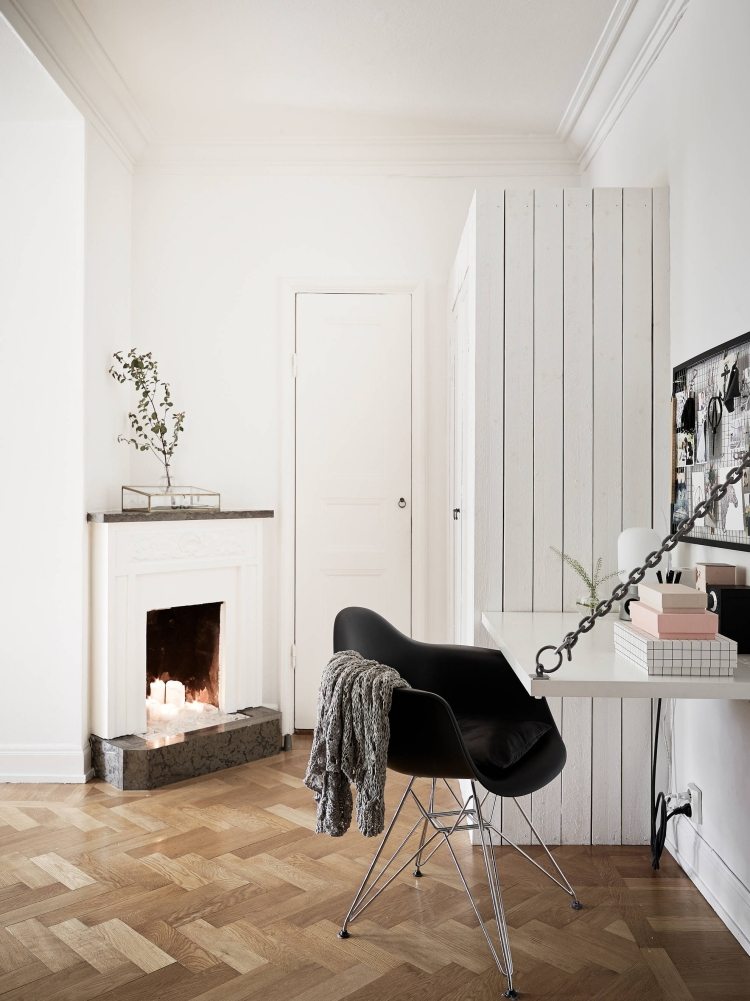 cheminée-ouverte-classique-bougies-manteau-décoré-chaise-eames-noire