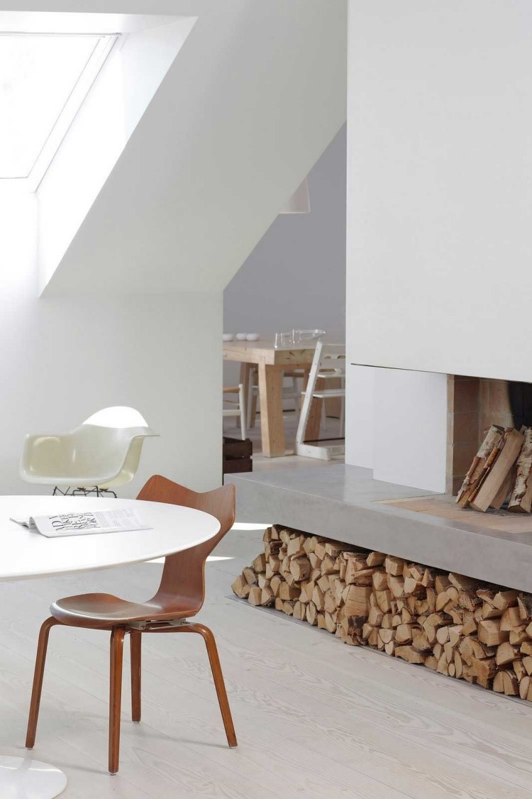 cheminée-ouverte-style-scandinave-rangement-bois-table-ronde-blanche cheminée ouverte