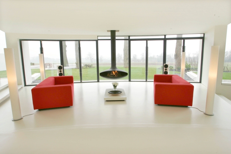 cheminée-ouverte-suspendue-noire-canapés-rouges-salon-minimaliste cheminée ouverte