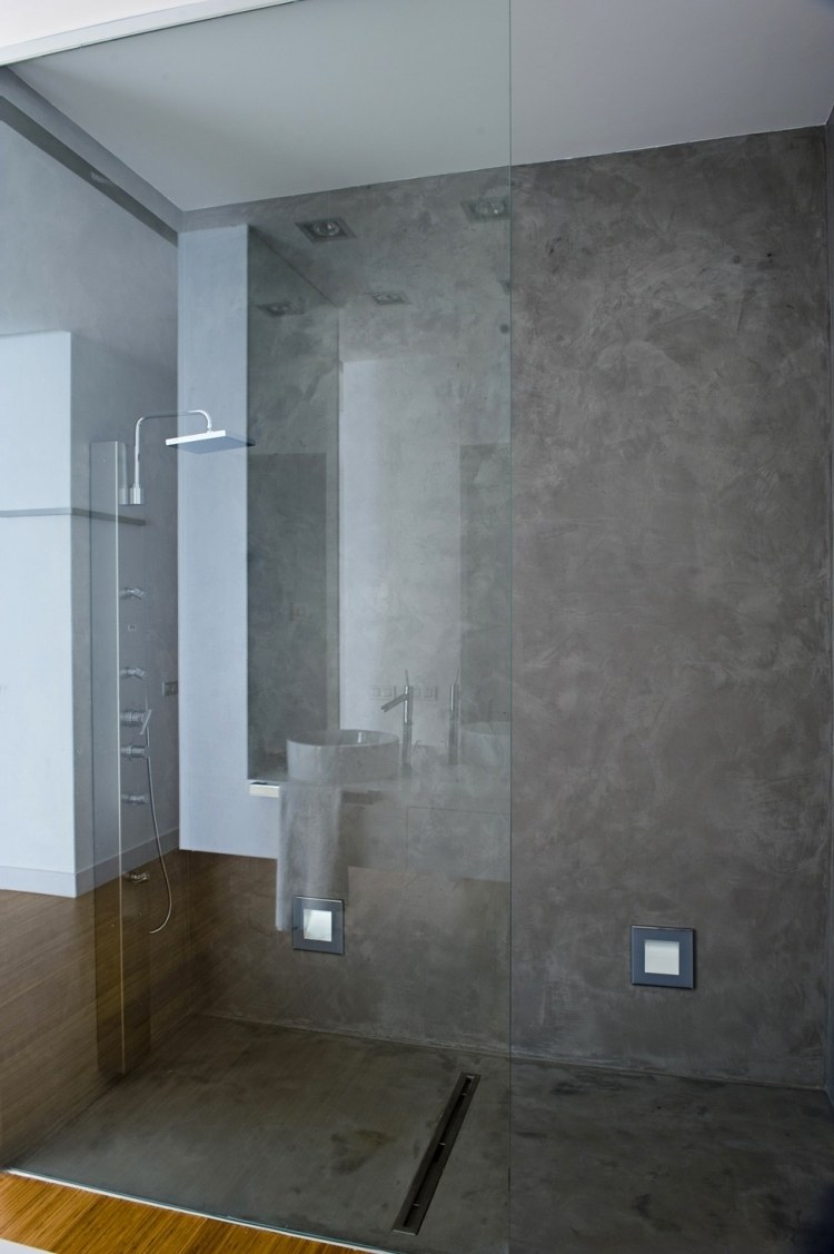 colonne-hydromassante-douche-italienne-murs-béton-gris