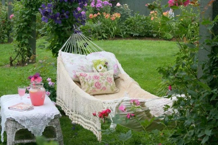 conception-jardin-romantique-hamac-coussins-table-basse-rotin-clematis