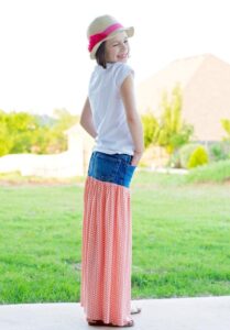 coudre-jupe-jean-lognue-fillette-chapeau-ruban-rose-t-shirt-blanc