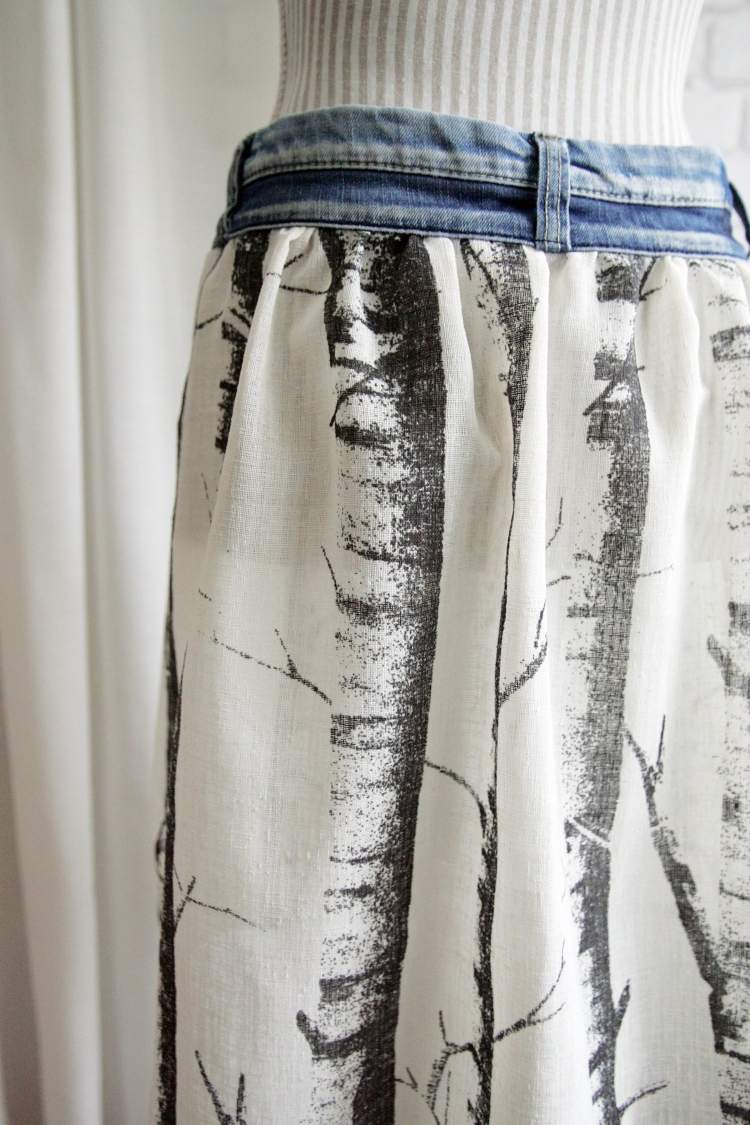 coudre-jupe-jean-tissu-blanc-motifs-bouleau jupe en jean