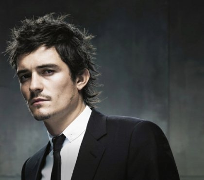 coupe-courte-homme-ébouriffée-chaveux-noirs-orlando-bloom