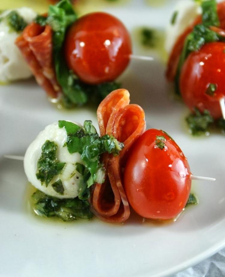 cuisine-italienne-sans-cuisson-brochettes-mozarella-salami-tomates-cerises