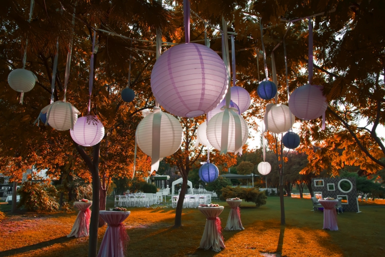 deco-garden-party-anniversaire-50-lanternes-papier-tables-rondes-nappes-rose-blanc