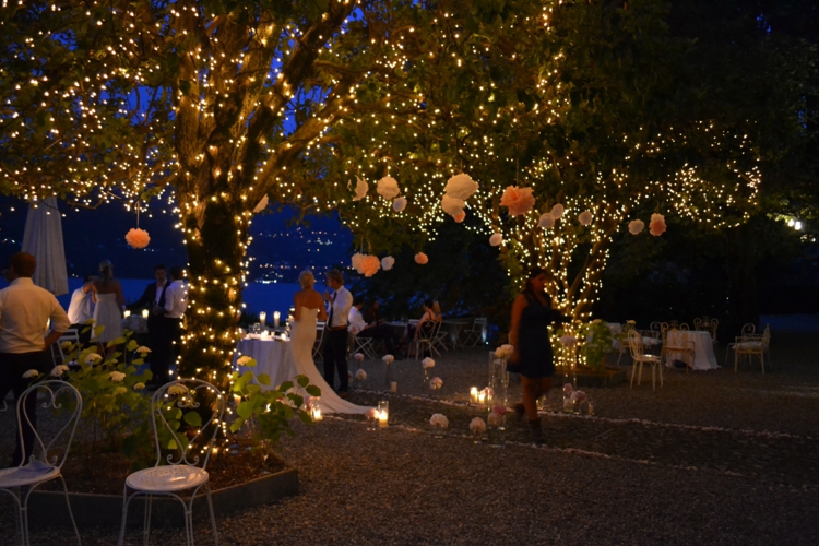 deco-garden-party-guirlande pompons-lanternes-guirlandes-lumineuses-mariage