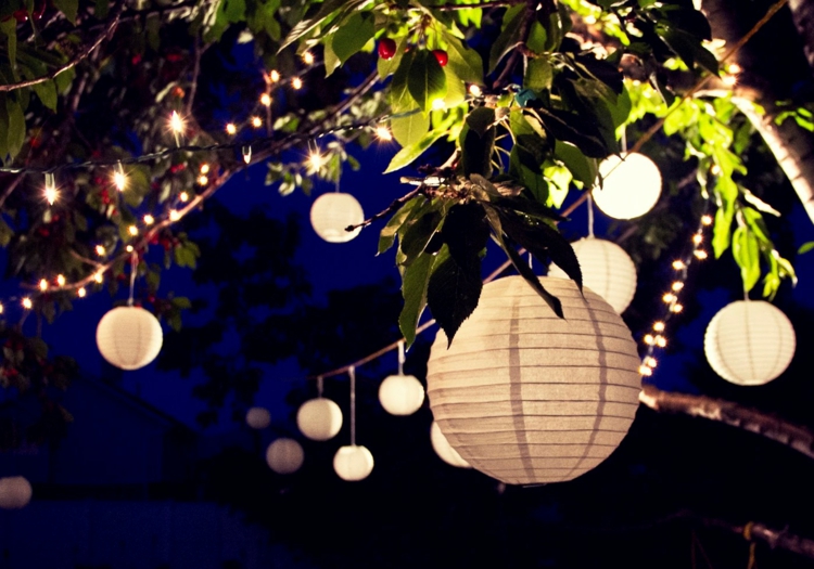 deco-garden-party-lanternes-papier-guirlandes-lumineuse-branches-cerisier