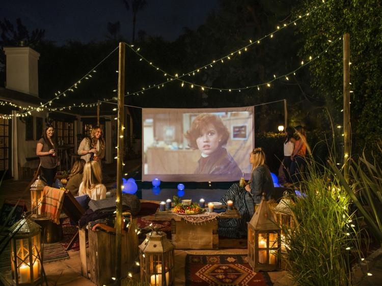 deco-garden-party-soirée-cinéma-écran-projection-guirlandes-lumineuses-tapis-lanternes