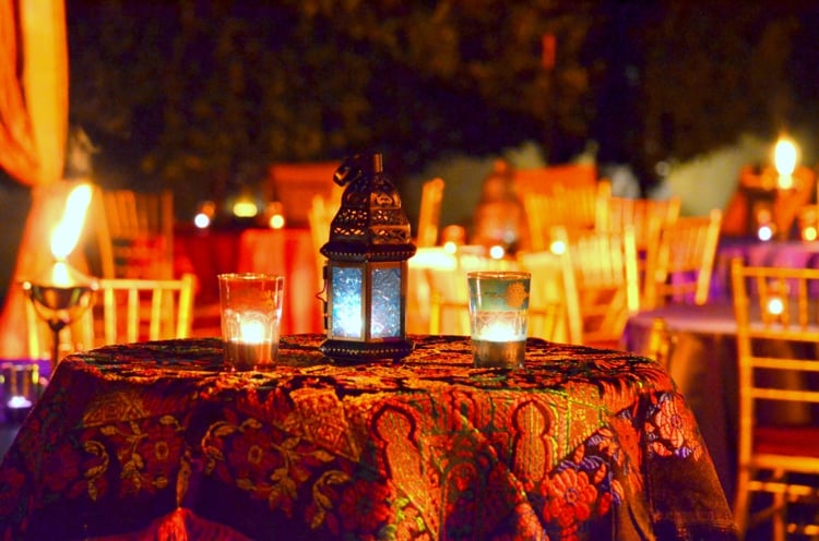 deco-garden-party-style-exotique-marocain-nappes-orange-pourpre-lanternes déco garden party