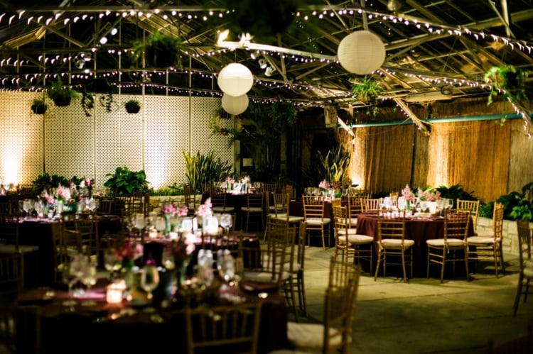 deco-garden-party-éclairage-romantique-guirlandes-lumineuses-lanternes-fleurs