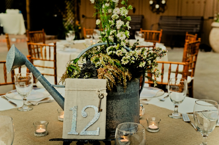 deco-mariage-champetre-arrosoir-métal-vase-arrangement-fleurs-champ-numéro-table