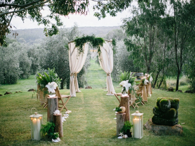 deco-mariage-champetre-autel-mariage-voiles-blancs-feuilles-lanternes-fleurs