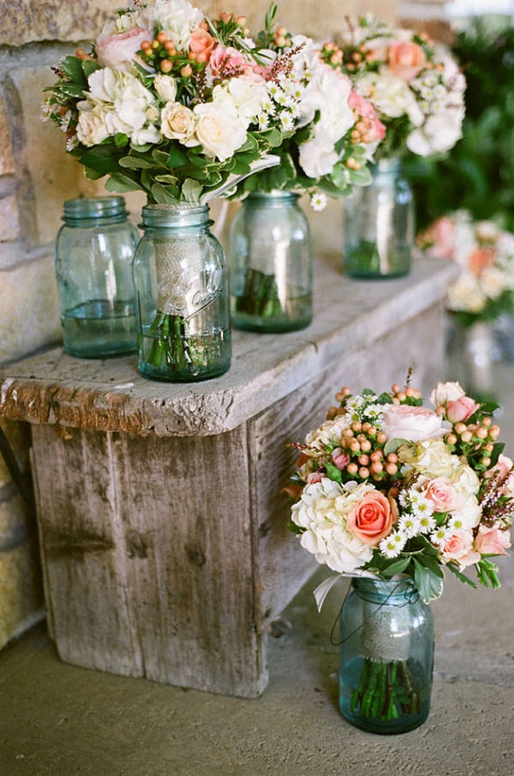 deco-mariage-champetre-banc-bois-rustique-arrangements-floraux-bocaux