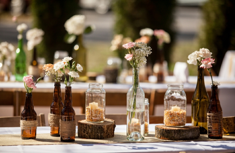 deco-mariage-champetre-bouteilles-verre-vases-arrangements-fleurs-rondelles-bois