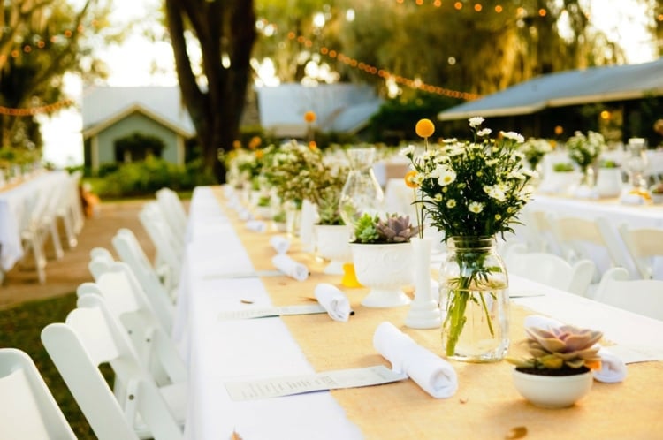 deco-mariage-champetre-centre-table-floral-fleurs-champs-chemin-table-sable